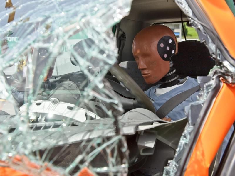 Vorne oder hinten - wer sitzt beim Crash sicherer? Aktuelle Forschungen legen nahe, dass die Vorderplätze günstiger sind. Foto: Tobias Kleinschmidt