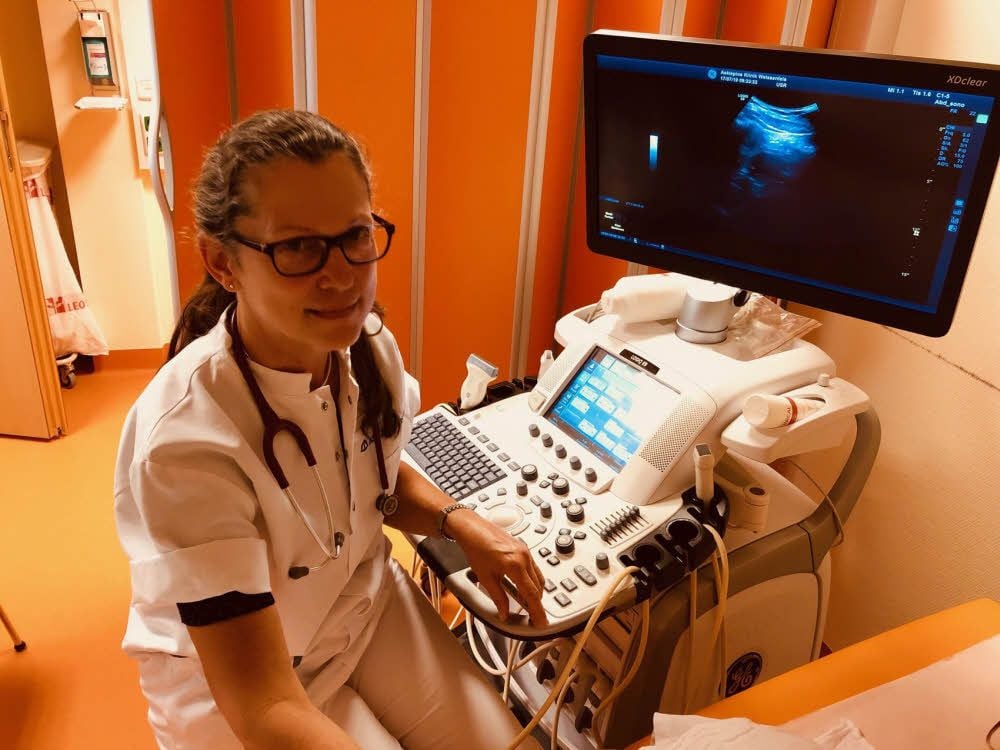 Kathrin Dobler, hier am Ultraschallgerät, ist die neue Chefärztin der Kinder- und Jugendklinik am Weißenfelser Krankenhaus.