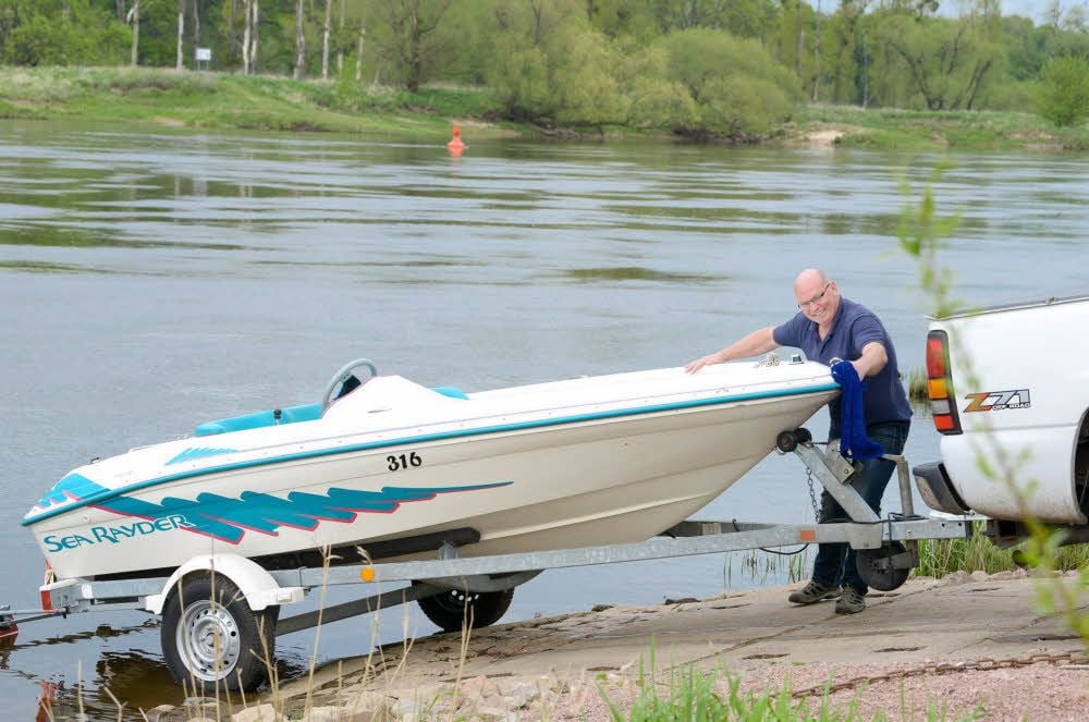 Die Ruhe vor dem Sturm: Noch hat Axel Ostwald Zeit zum Putzen. Die Boots- und Campingsaison an der Elbe läuft gerade erst an.
