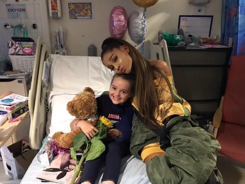 Ariana Grande hat ein Lächeln in das Gesicht der kleinen Lily gezaubert. Foto: Uncredited/Manchester Evening News