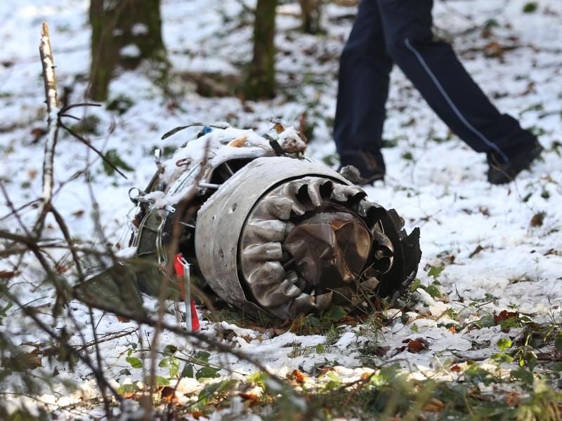 Ein Triebwerk liegt an der Absturzstelle eines Flugzeugs in einem Wald. Foto: Karl-Josef Hildenbrand