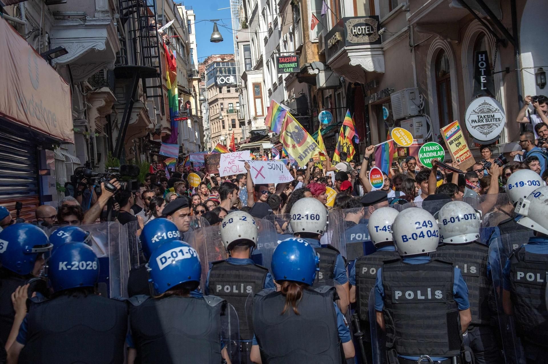 Polizisten blockieren den Weg von Aktivisten während der eigentlich verbotenen Gay-Pride-Parade in Istanbul.