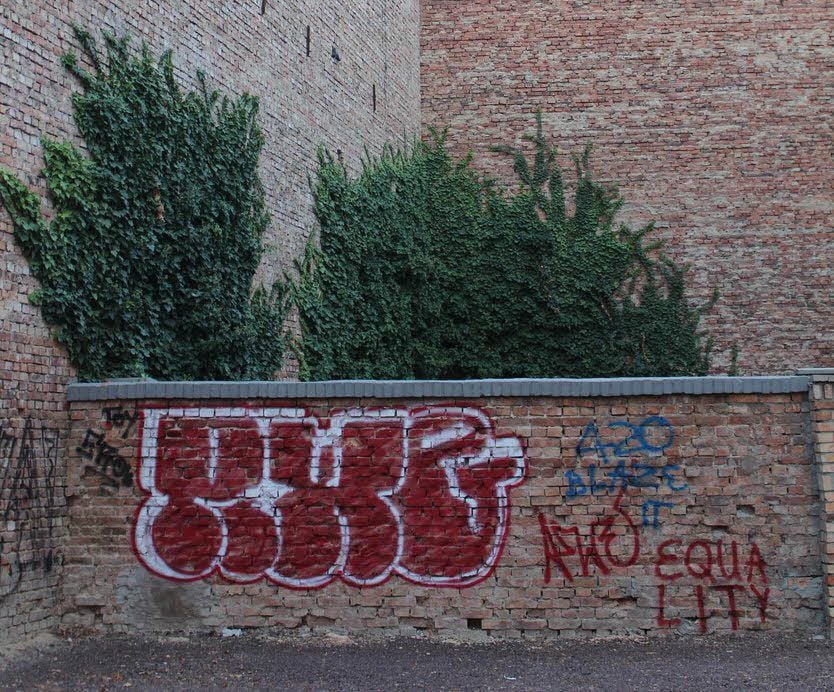 Graffiti auf einer Wand im Stadtgebiet von Halle