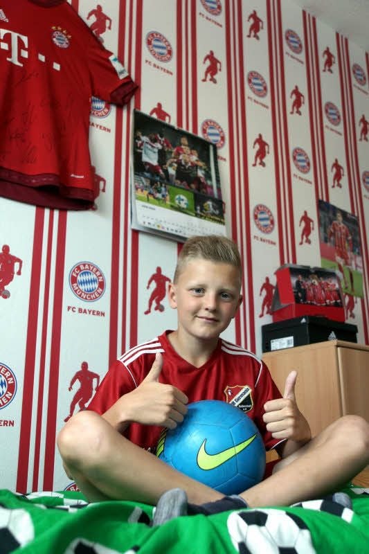 Wem Joel Klaschka nacheifern möchte, ist unschwer an der Wand seines Kinderzimmers zu erkennen.