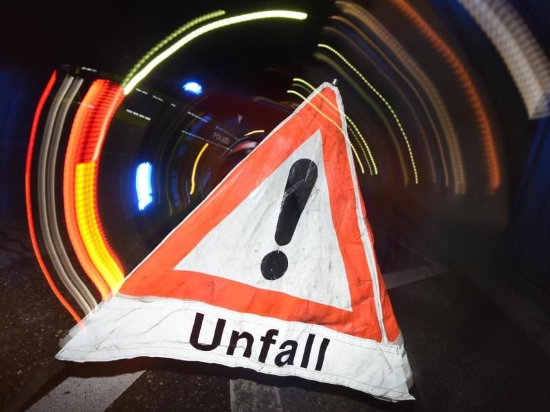 Ein Warndreieck mit dem Schriftzug „Unfall”. Foto: Patrick Seeger/Archiv