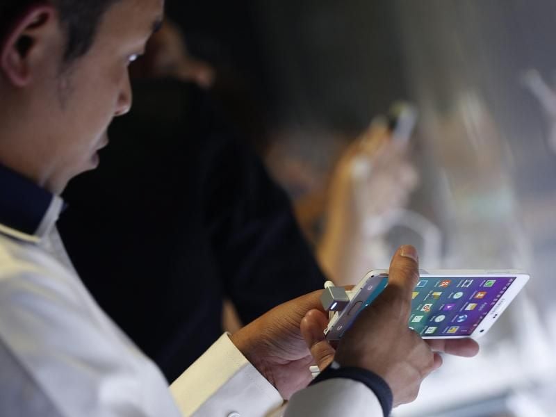 Erneut Ärger für Samsung: Auch bem Galaxy Note 4 gibt es Probleme wegen überhitzender Akuus. Foto: Narong Sangnak/Symbolbild