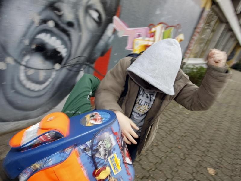 „Für manche ist die Schule ein Ort der Qual”, schreibt die Organisation für wirtschaftliche Zusammenarbeit und Entwicklung (OECD). Foto: Oliver Berg/Archiv/Symbolbild