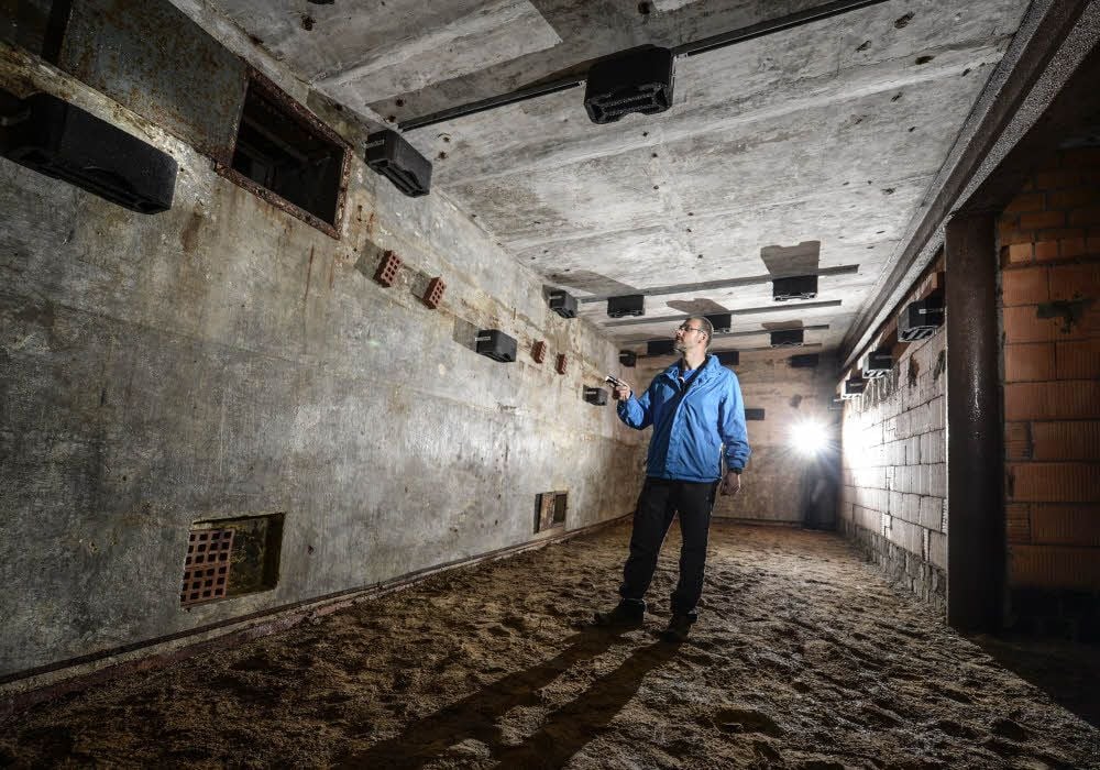 Mehr ist nicht geblieben vom Atomgeheimnis im Untergrund von Halle: Steffen Hahn von der Unteren Naturschutzbehörde im Lagerbunker der Sowjetarmee, der heute als Fledermausquartier dient.
