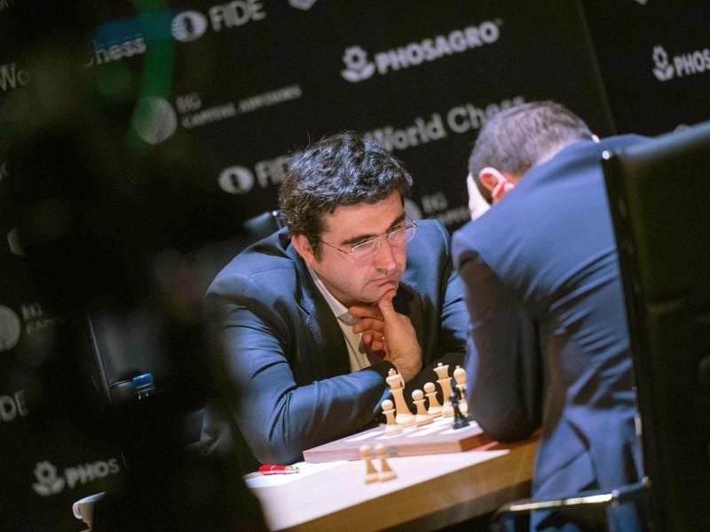 Beendet seine Karriere: Schachgroßmeister Wladimir Kramnik (l) beim Kandidatenturnier 2018 in Berlin. Foto: Arne Bänsch/dpa