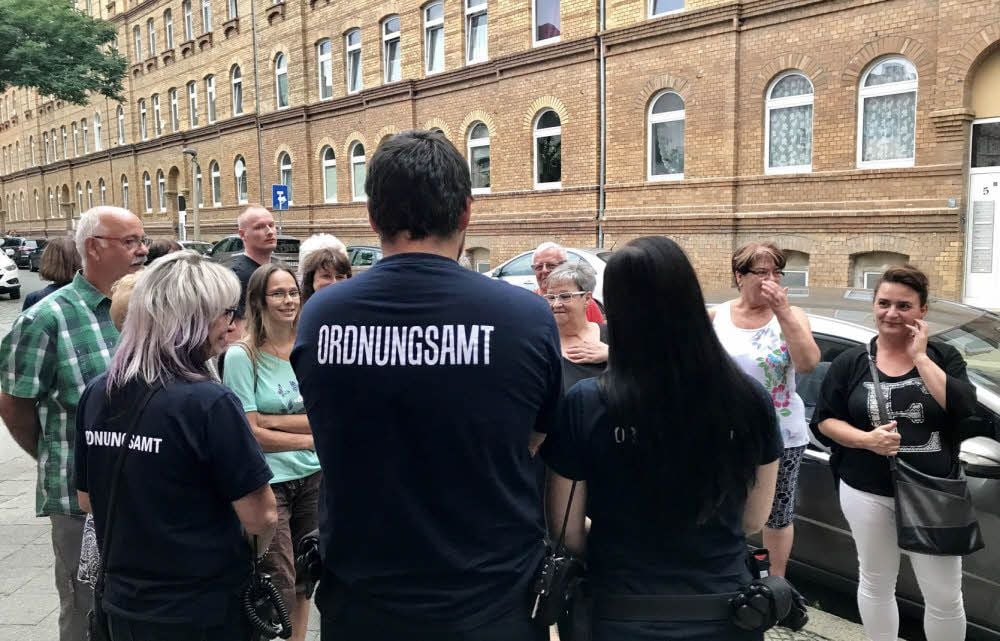 Tagsüber schlichtet das Ordnungsamt, wie hier in der Schlosserstraße im Sommer. Aber was ist, wenn es nachts Ruhestörungen gibt?