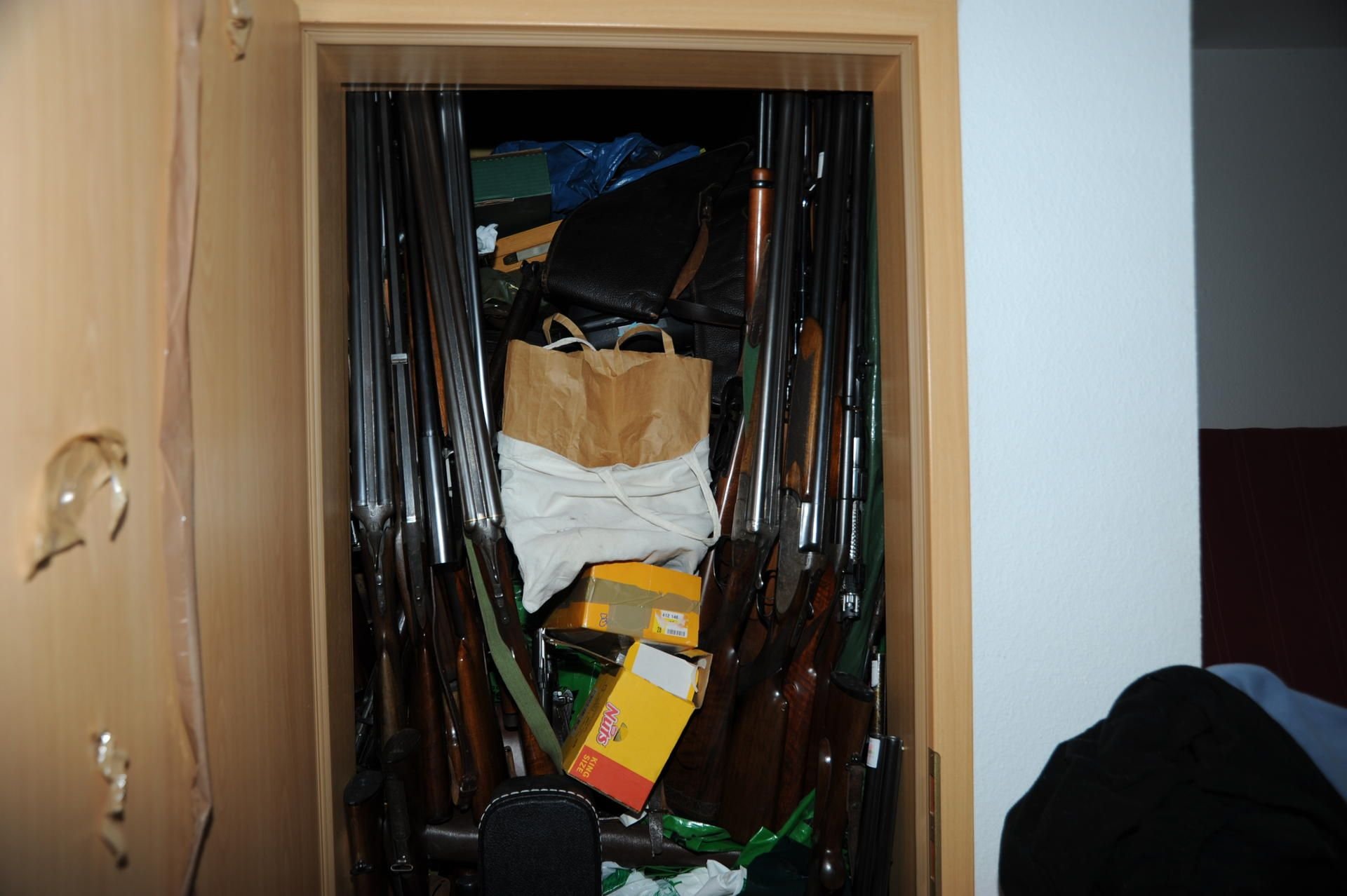 Bei dem 52-Jährigen wurden mehrere hundert Waffen und zwei Tonnen Munition gefunden.