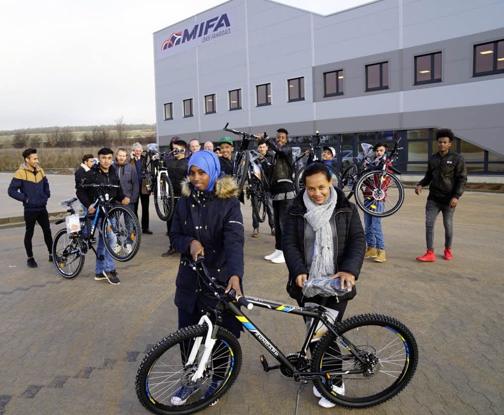 Gruppenfoto mit nagelneuen Fahrrädern vor der Mifa in Sangerhausen: Die Jugendlichen freuen sich riesig über die Bikes.
