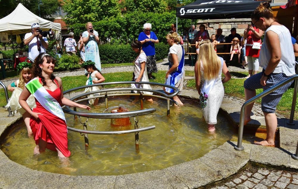Eine der ersten Amtshandlungen der neuen Quellenkönigin samt ihres Hofstaats: die Festgäste zu einer Runde Treten im Kneipp-Becken zu animieren.