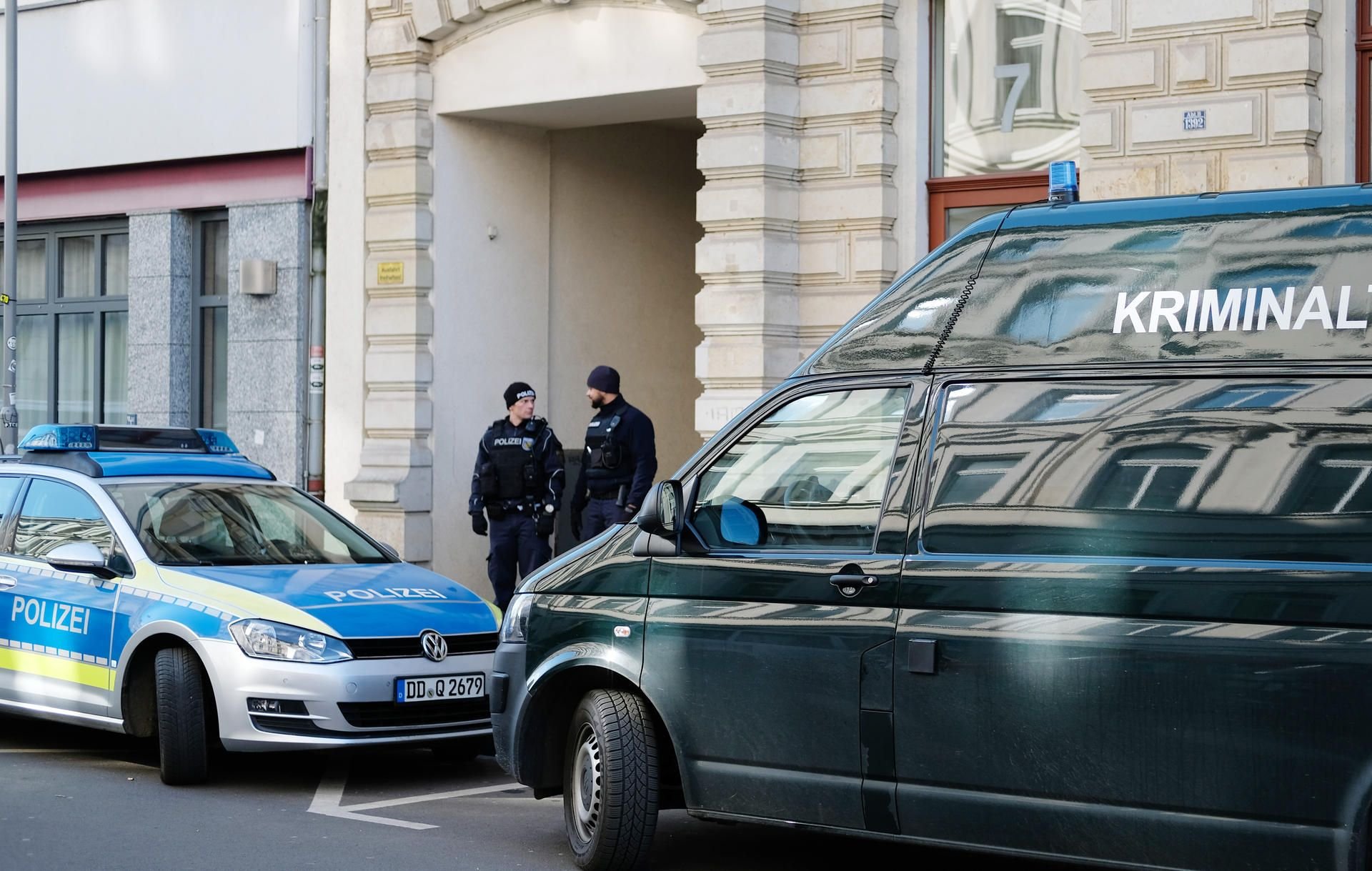 Polizisten stehen vor einem Wohnhaus im Waldstraßenviertel. Auf dem Hinterhof des Gebäudes wurde die Leiche eines Babys entdeckt.