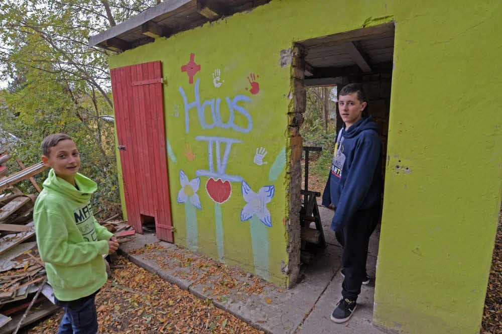 Der alte Hühnerstall wäre eine super „Bude“. Spielen dürfen Leon (li.) und Lukas hier aber nicht. Die Treppe, die hier hoch führt, ist zu gefährlich.
