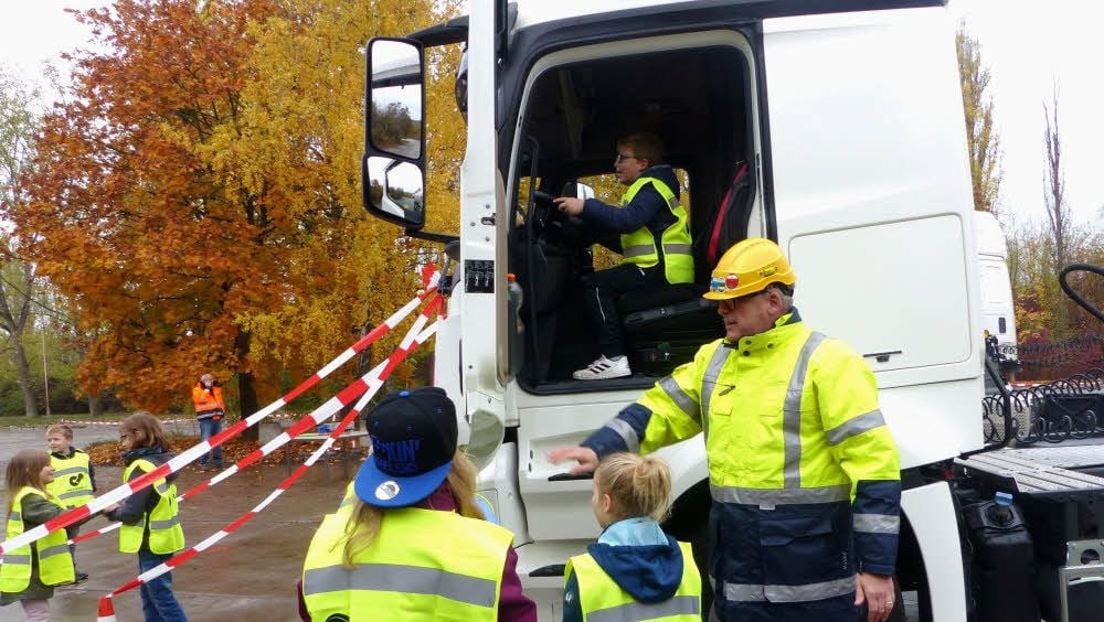 Die Schüler dürfen auch im Lkw Platz nehmen.