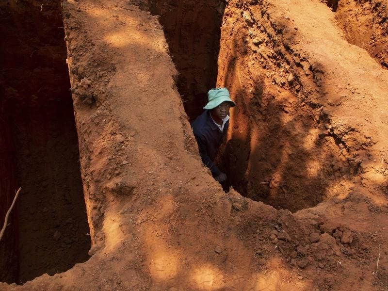 Ein Totengräber auf dem Westpark-Hauptfriedhof in Johannesburg. Seit Beginn der Corona-Pandemie sind weltweit bereits mehr als eine Million Menschen nach einer Infektion mit dem neuartigen Coronavirus gestorben. Foto: Denis Farrell/AP/dpa