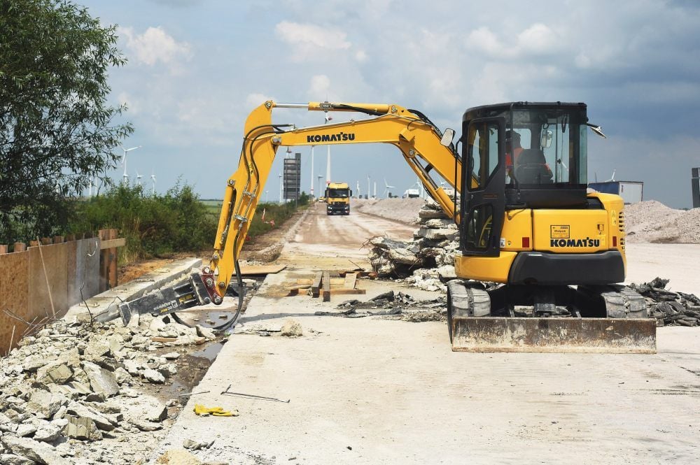 Derzeit sind die Arbeiten zum Abbruch der alten Fahrbahn der A9 zwischen Weißenfels und Naumburg in vollem Gange.
