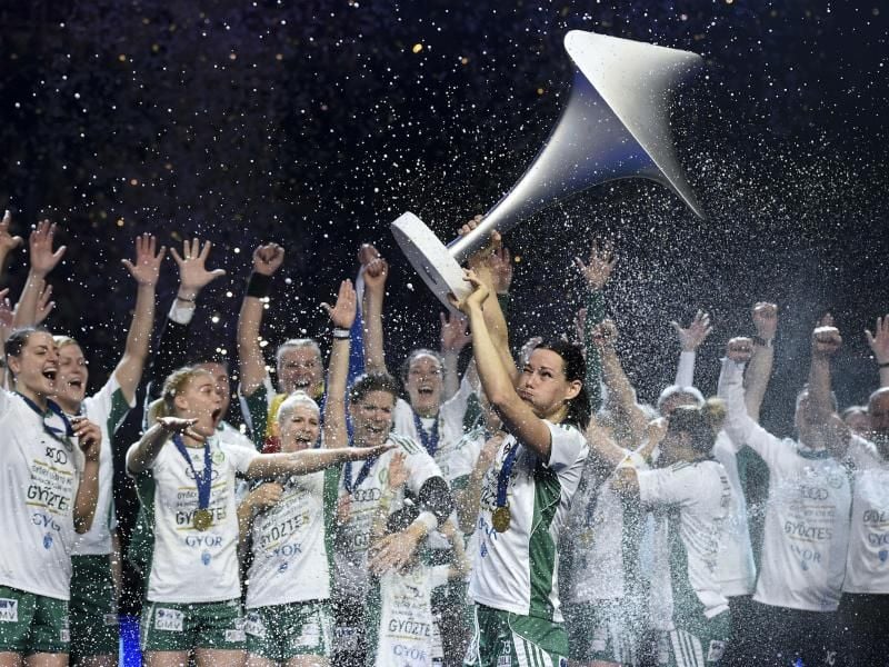 Die Spielerinnen Audi ETO Györ sind zum fünften Mal in der Vereinsgeschichte Champions-League-Sieger. Foto: Balazs Czagany/MTI/AP