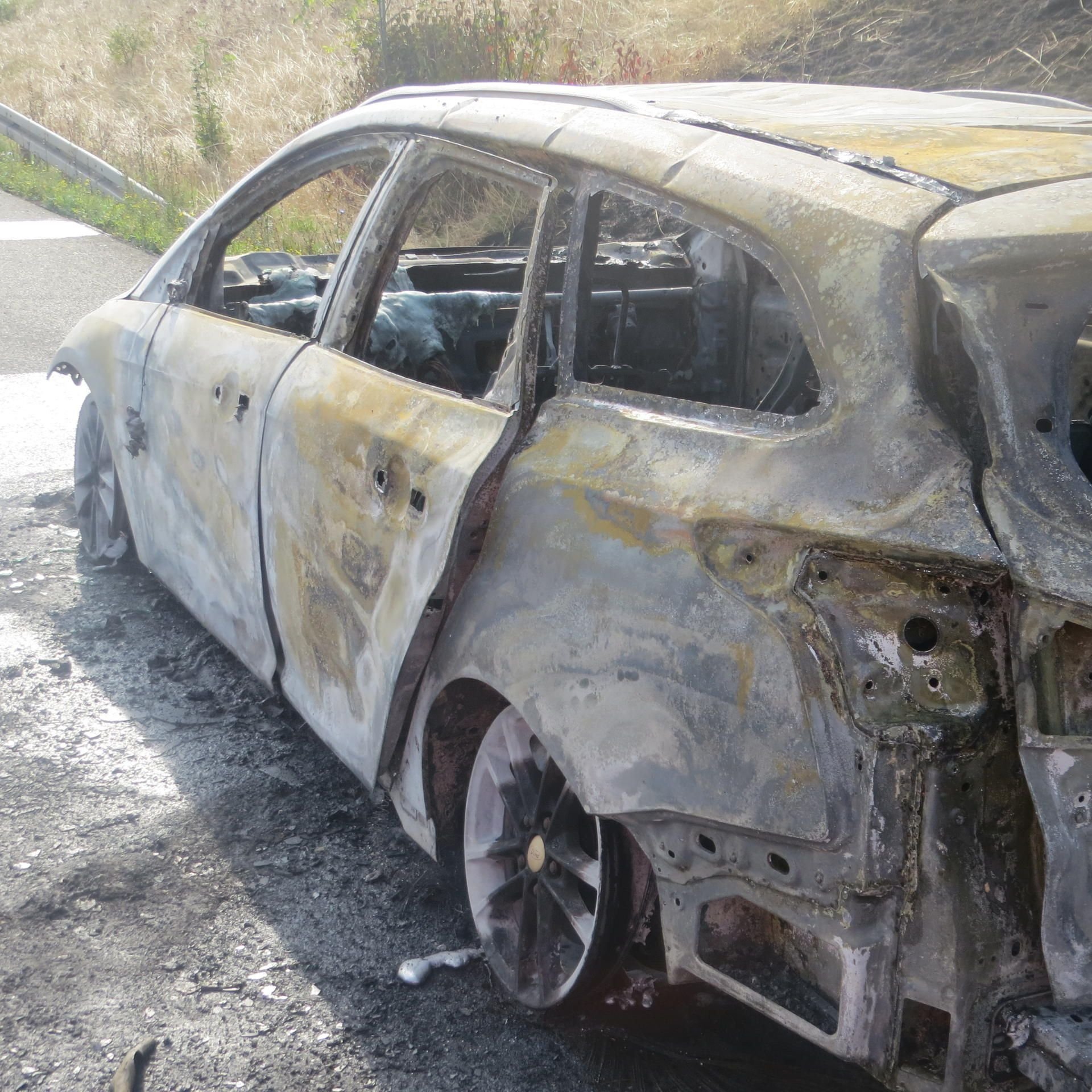 Ein Auto ist auf der A38 zwischen dem Kreuz Rippachtal und Lützen völlig ausgebrannt.