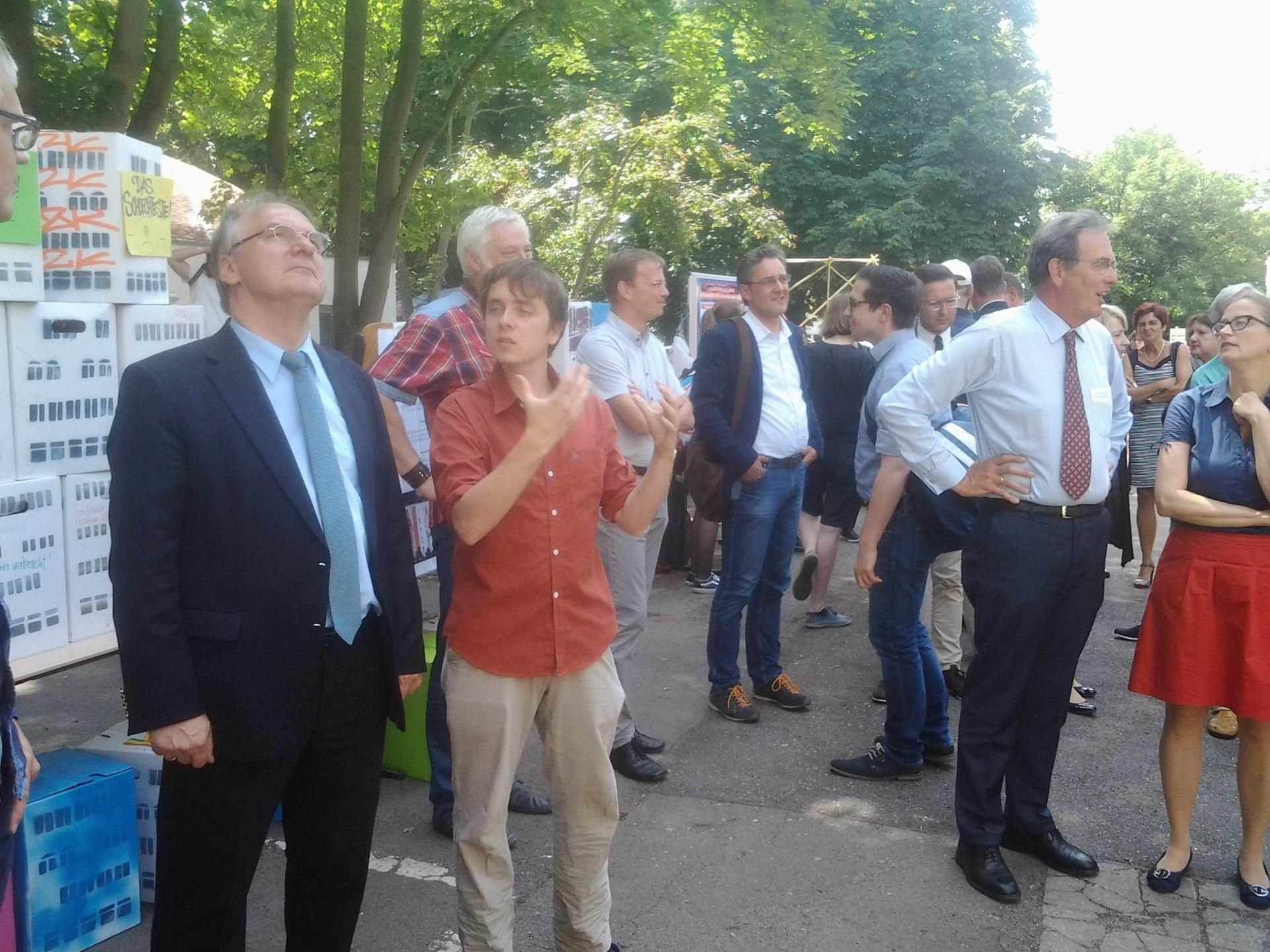 Danilo Halle (rechts) von der Freiraumgalerie informiert Ministerpräsident Haseloff über die geplanten Projekte im Rahmen des Zukunftsstadt-Wettbewerbs.
