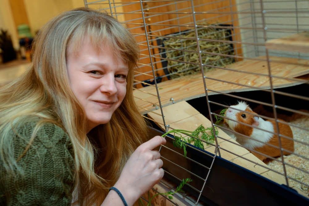 Ute Pick und Meerschweinchen Karlchen sind schnell Freunde geworden.
