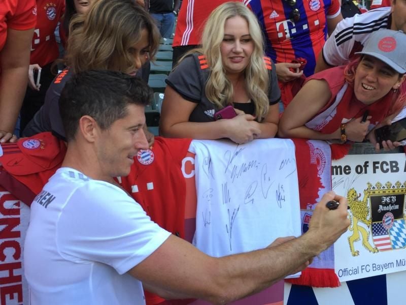 Robert Lewandowski gibt nach dem Training des FC Bayern im Stadion von LA Galaxy Autogramme. Foto: Klaus Bergmann