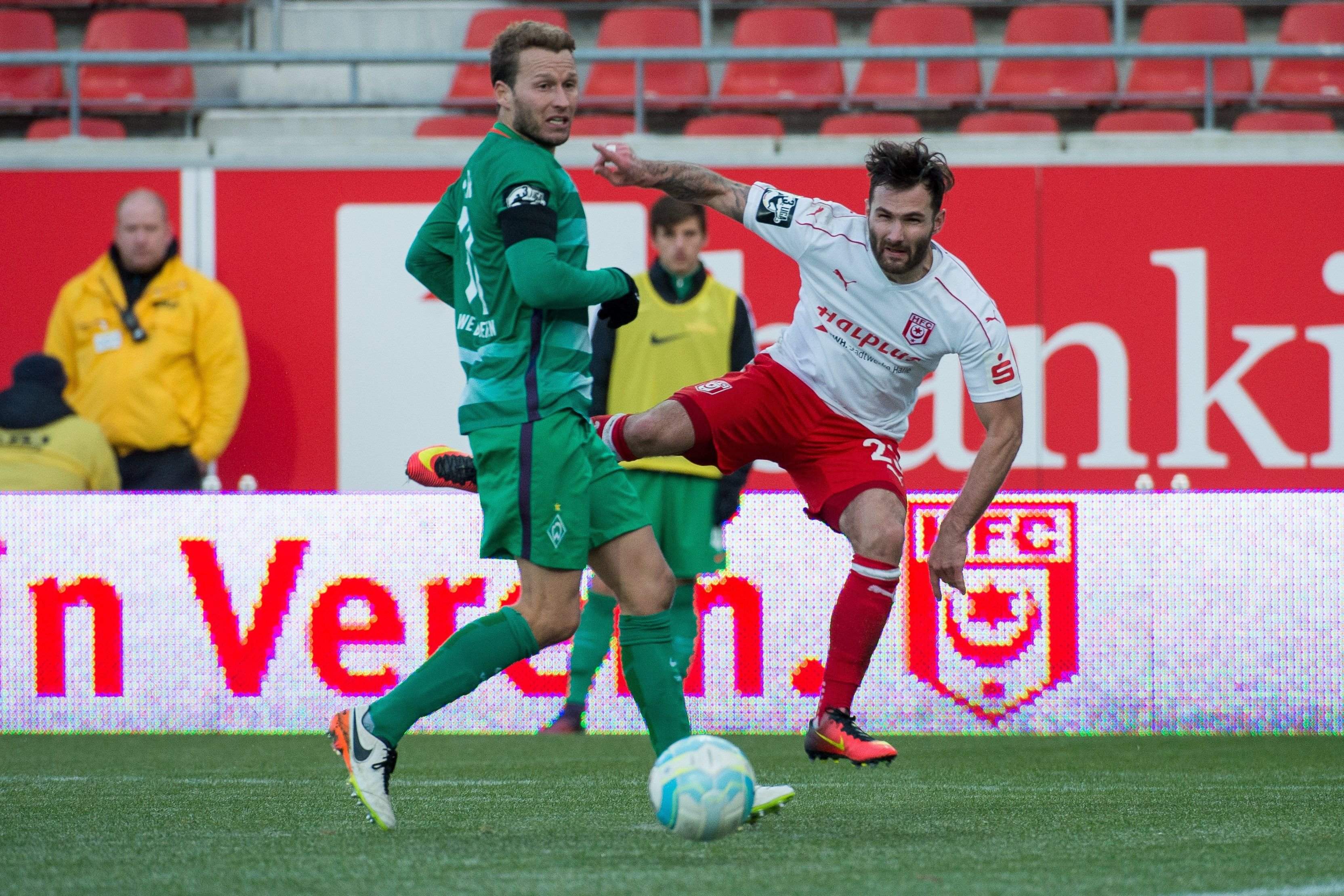 Sascha Pfeffer (r.) im Spiel gegen Werder Bremen II