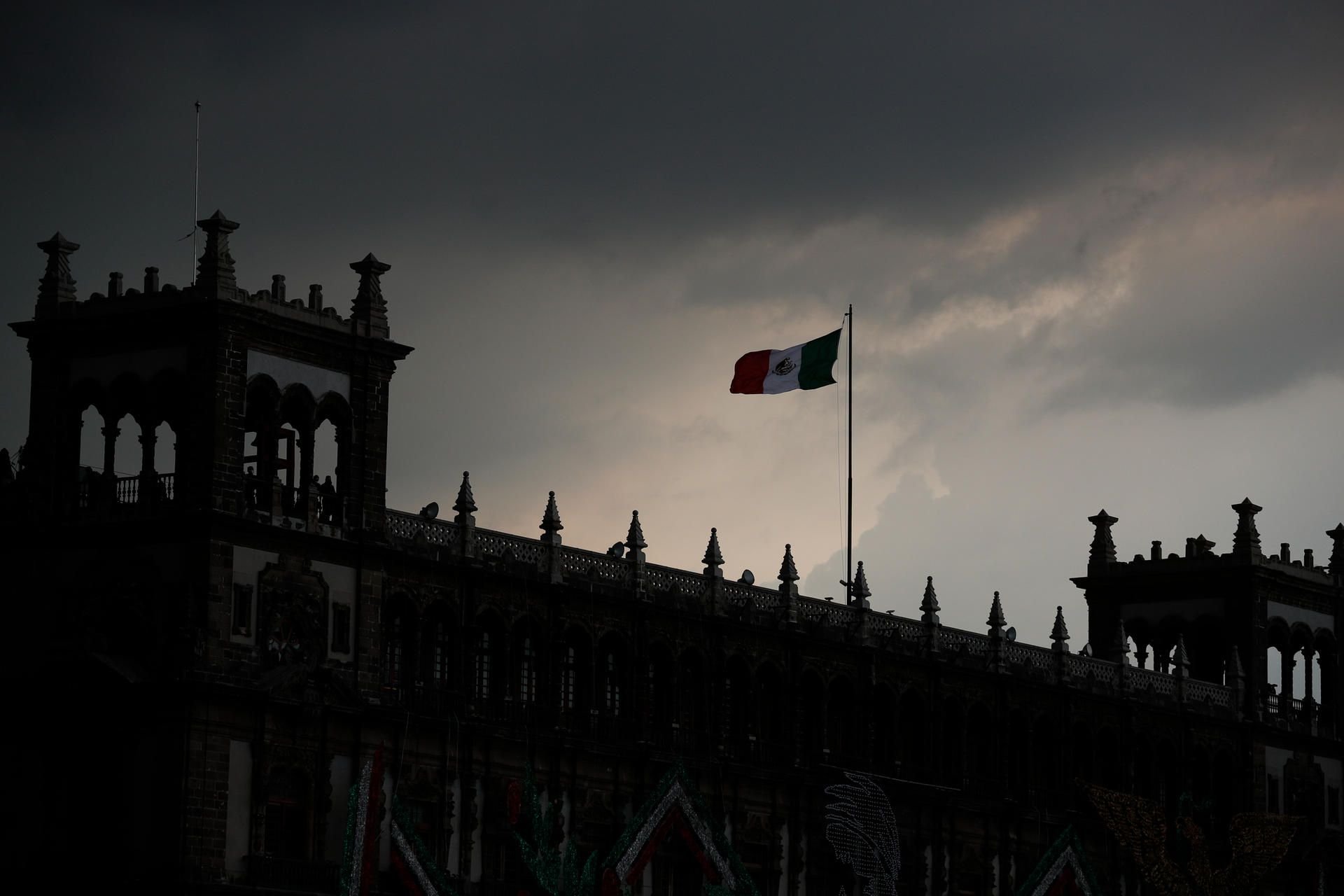 Die mexikanische Flagge weht über dem Regierungsgebäude. (Symbolbild)