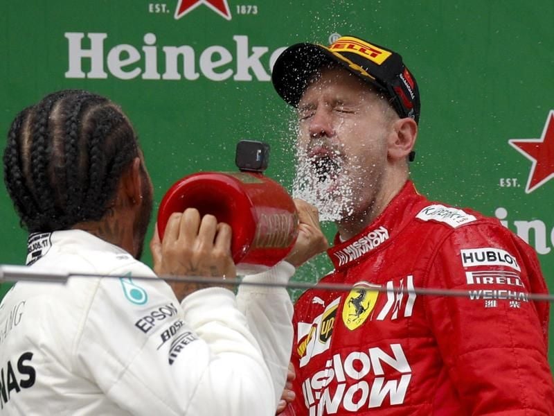 Sieger Lewis Hamilton (l) feiert mit Sebastian Vettel in Shanghai. Foto: Andy Wong/AP