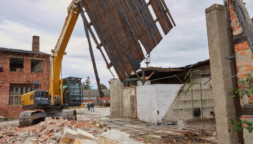 Der Abrissbagger wird auf dem Gelände der Industriebrache an der Wietschke mindestens bis zum Monat November im Einsatz sein.