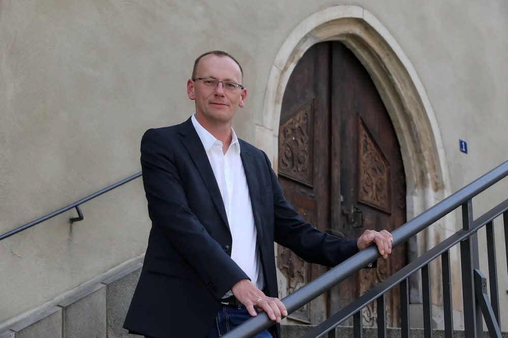 Sven Strauß vor seinem künftigen Arbeitsort, dem Rathaus in Sangerhausen.