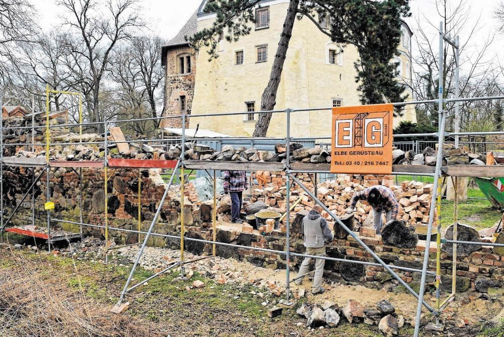 Die Sanierung der alten Roßlauer Burgmauer hat begonnen.