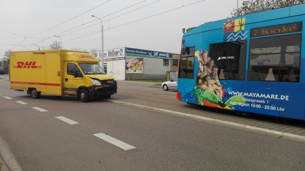 Dieses unerlaubte Abbiegemanöver des DHL-Transporters ging schief.