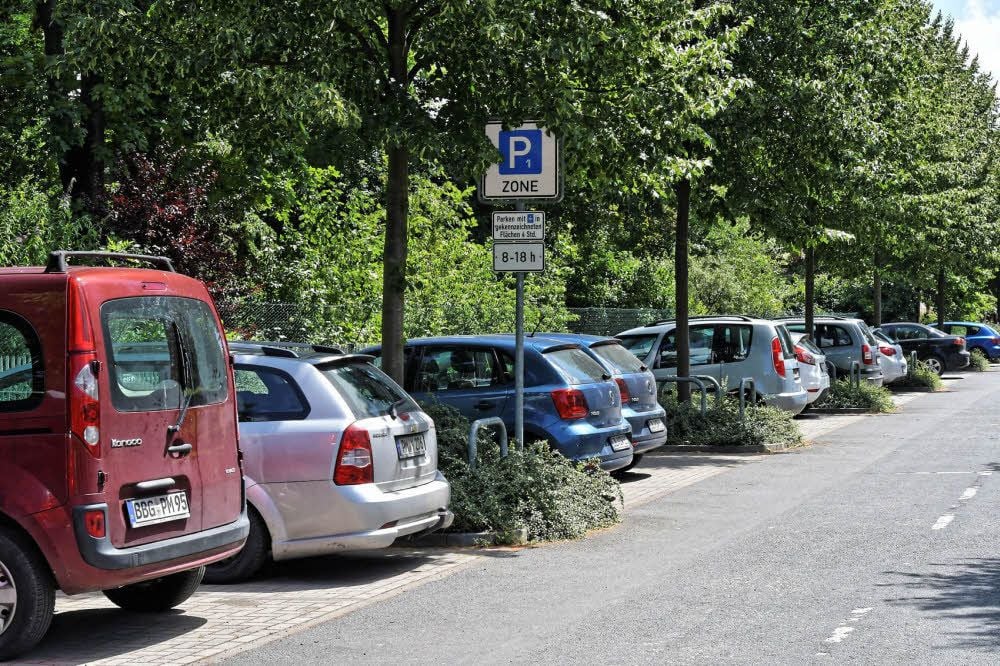Der Parkplatz in der Georgenallee ist groß und kostenfrei.