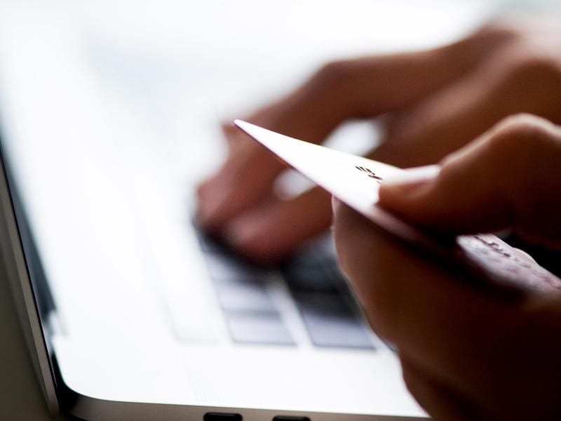 Kreditkarten werden im Internet oft kostenlos angeboten. Doch hinter manchen Angeboten stecken unseriöse Unternehmen. Foto: Franziska Gabbert/dpa-tmn