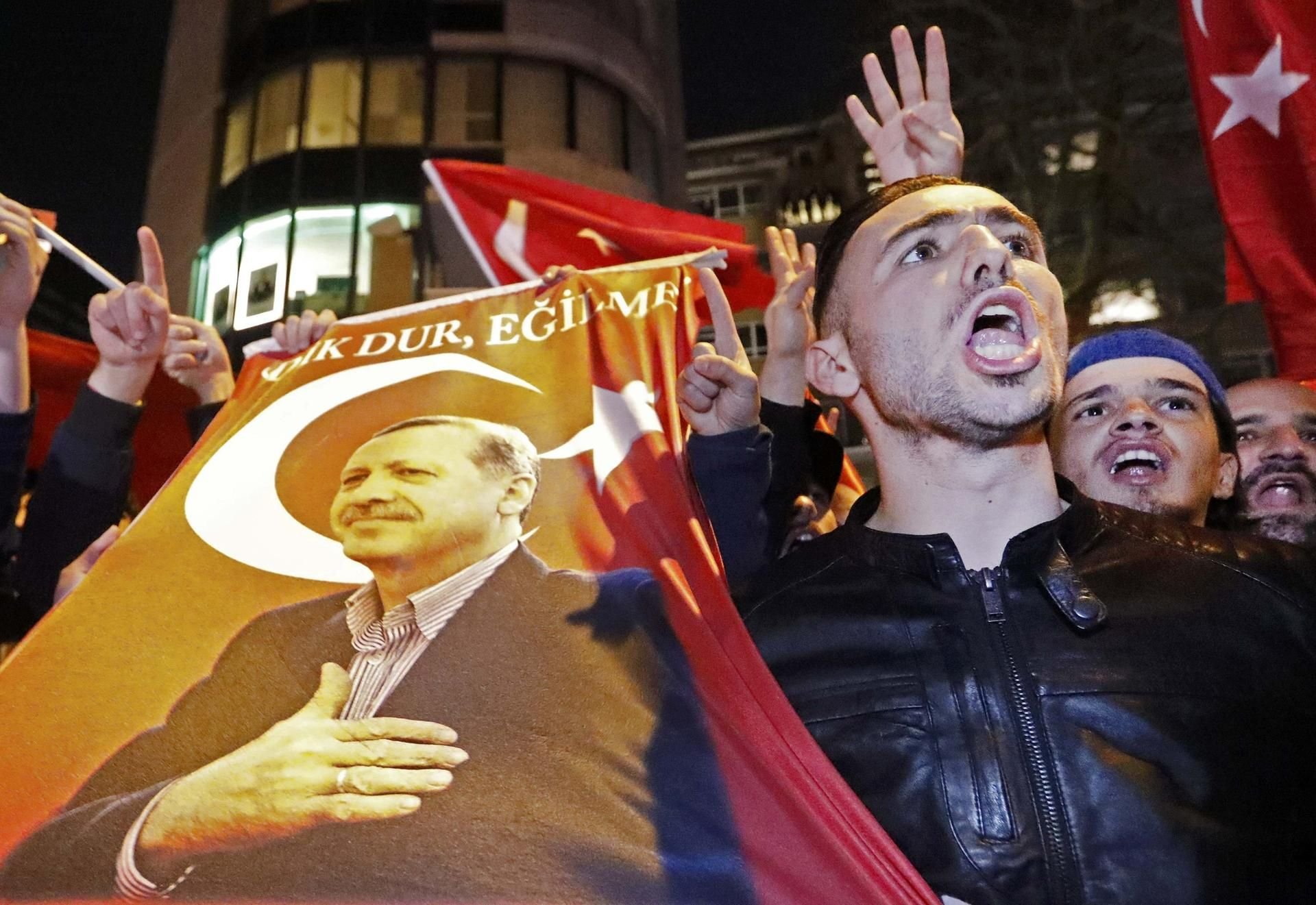 Türkische Demonstranten in Rotterdam.