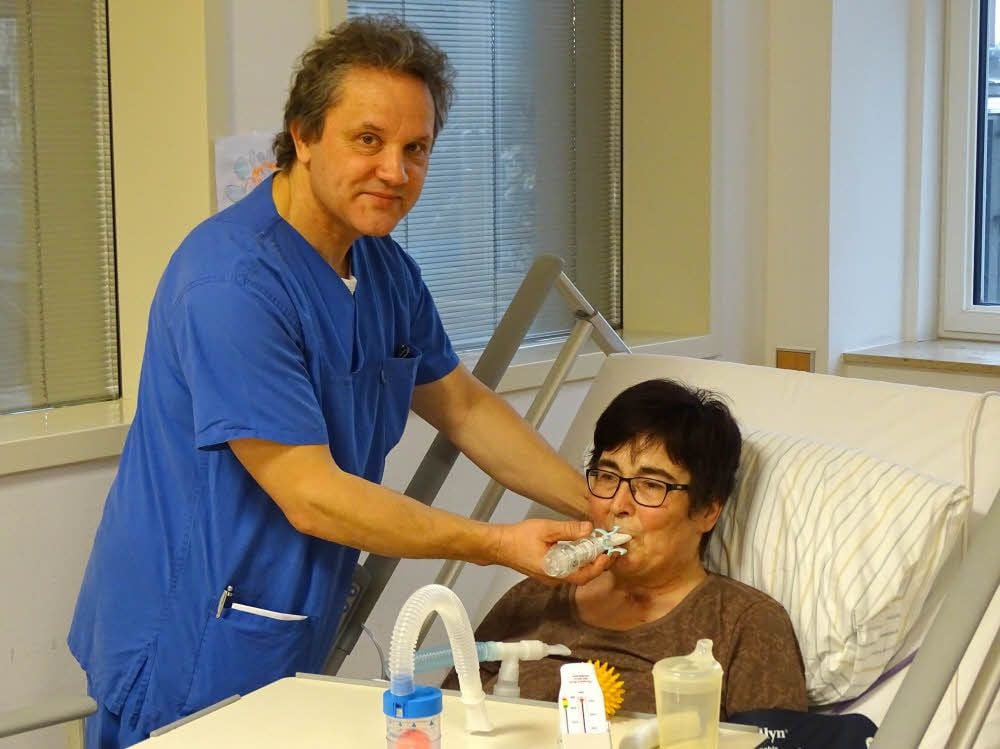 Atmen lernen: Oberarzt Dr. Frank Kalbitz lässt Brita Barth zur Übung durch einen Widerstand atmen.