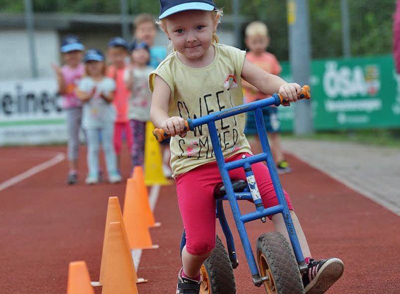Samantha vom Kinderland Pfiffikus ist mit dem Laufroller am Start.