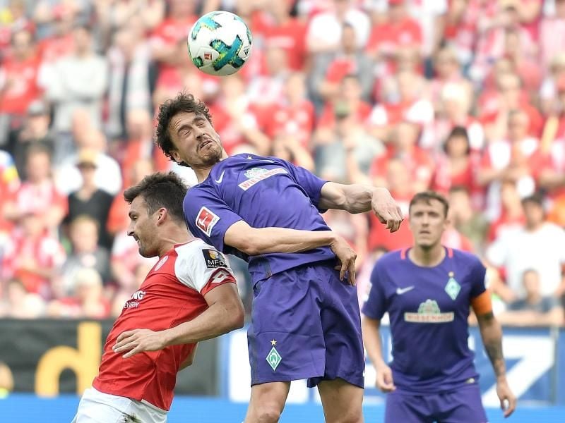 Bremens Thomas Delaney (oben) wird unter anderem vom BVB umworben. Foto: Torsten Silz