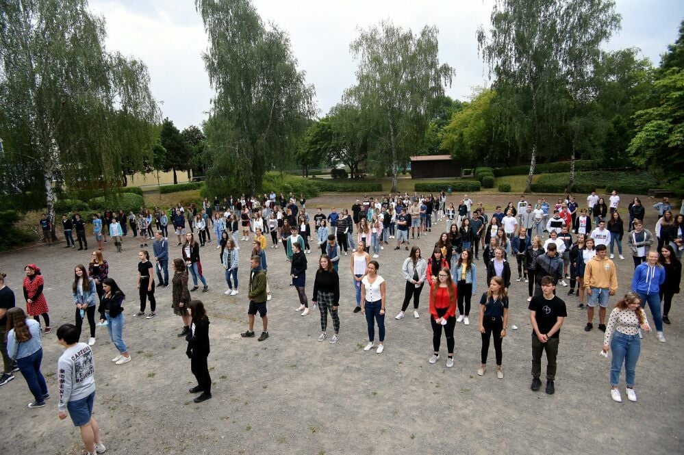 Flashmob auf dem Schulhof: 460 Mädchen und Jungen des Gymnasiums singen ein Lied der Band Silbermond.