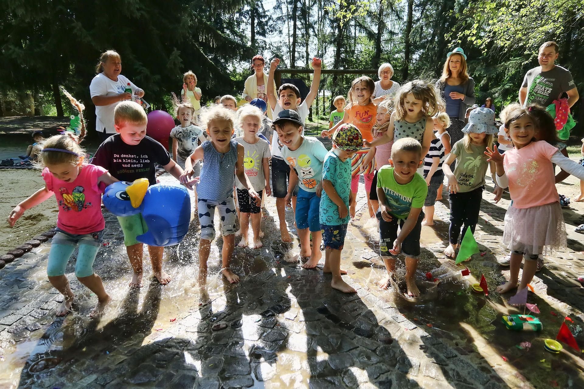 Die Kindertagestätte Regenbogen in Hettstedt hat eine neue Attraktion - ein neuer Sandkasten samt Wasserspielplatz.