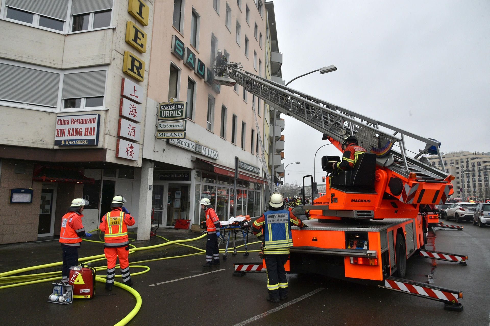 Feuerwehrleute sind bei einem Wohnungsbrand in Saarbrücken im Einsatz. Bei dem Brand sind mindestens vier Menschen ums Leben gekommen.