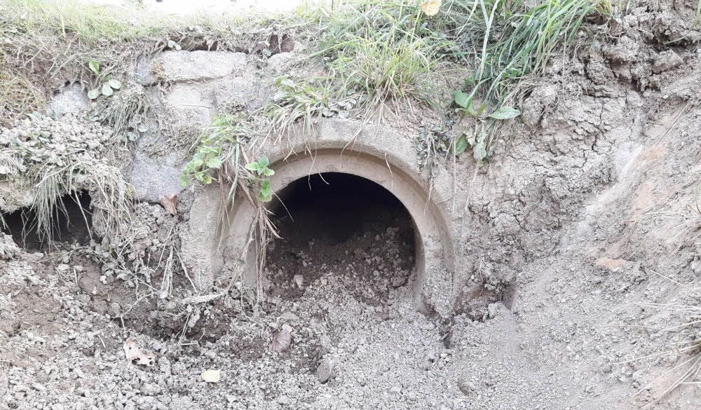 Das Betonrohr am Ortseingang war völlig zugesetzt.