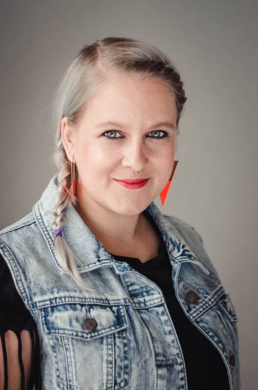 Poetry Slammerin Katja Hofmann moderiert.