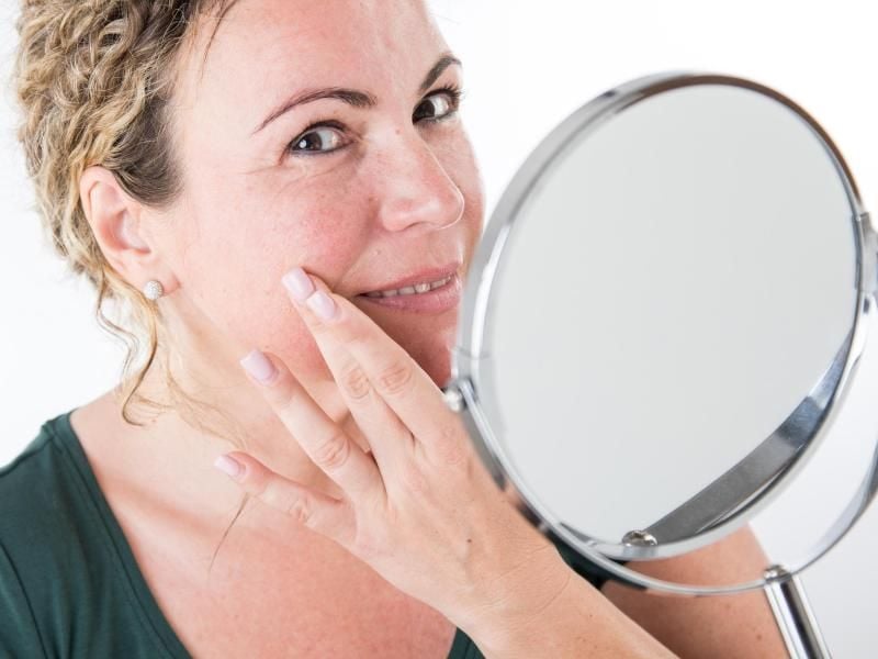 Rötungen im Gesicht sind ein erstes Anzeichen von Rosacea. Foto: Christin Klose/dpa-tmn