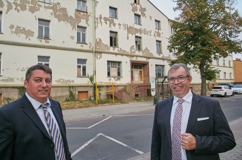 Vor anderthalb Jahren stellten Michael Wawra (links) und Martin Procher von der GPV-Unternehmensgruppe ihre Vision vom „Z19 Stadthaus Plus“ anstelle des alten „Rosenblick“-Pflegeheimes vor. Nun steht das Grundstück vor dem Weiterverkauf.