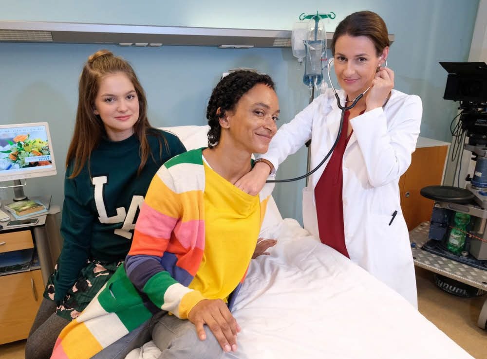 Gute Laune im Fernseh-Krankenhaus: Greta Short (l.) und Sarah Masuch (M.) aus der „Lindenstraße“ sind in der Sachsenklinik bei „In aller Freundschaft“ und Annett Renneberg zu Gast.