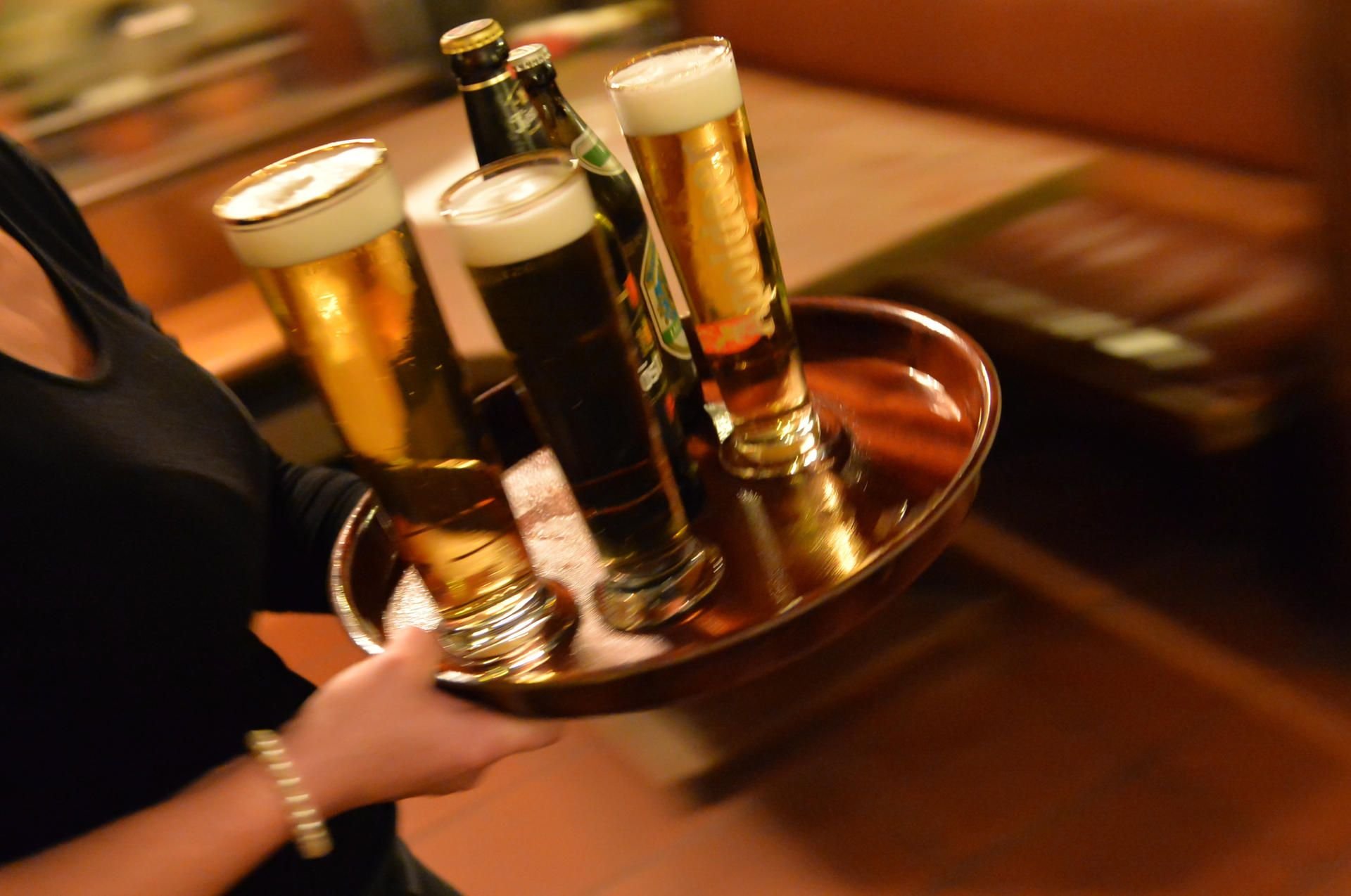 Eine Kellnerin serviert Bier