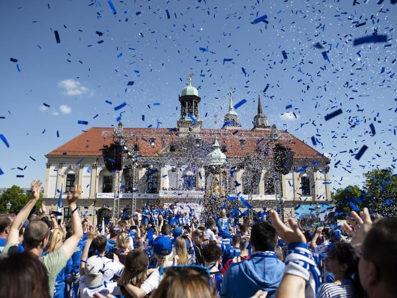 Magdeburg feiert die Drittliga-Meisterschaft mit den SC-Profis. Foto: Alexander Prautzsch